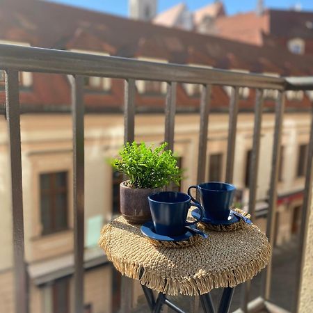 Audrey Hepburn Apartment Old Town Air Conditioned Bratislava Extérieur photo