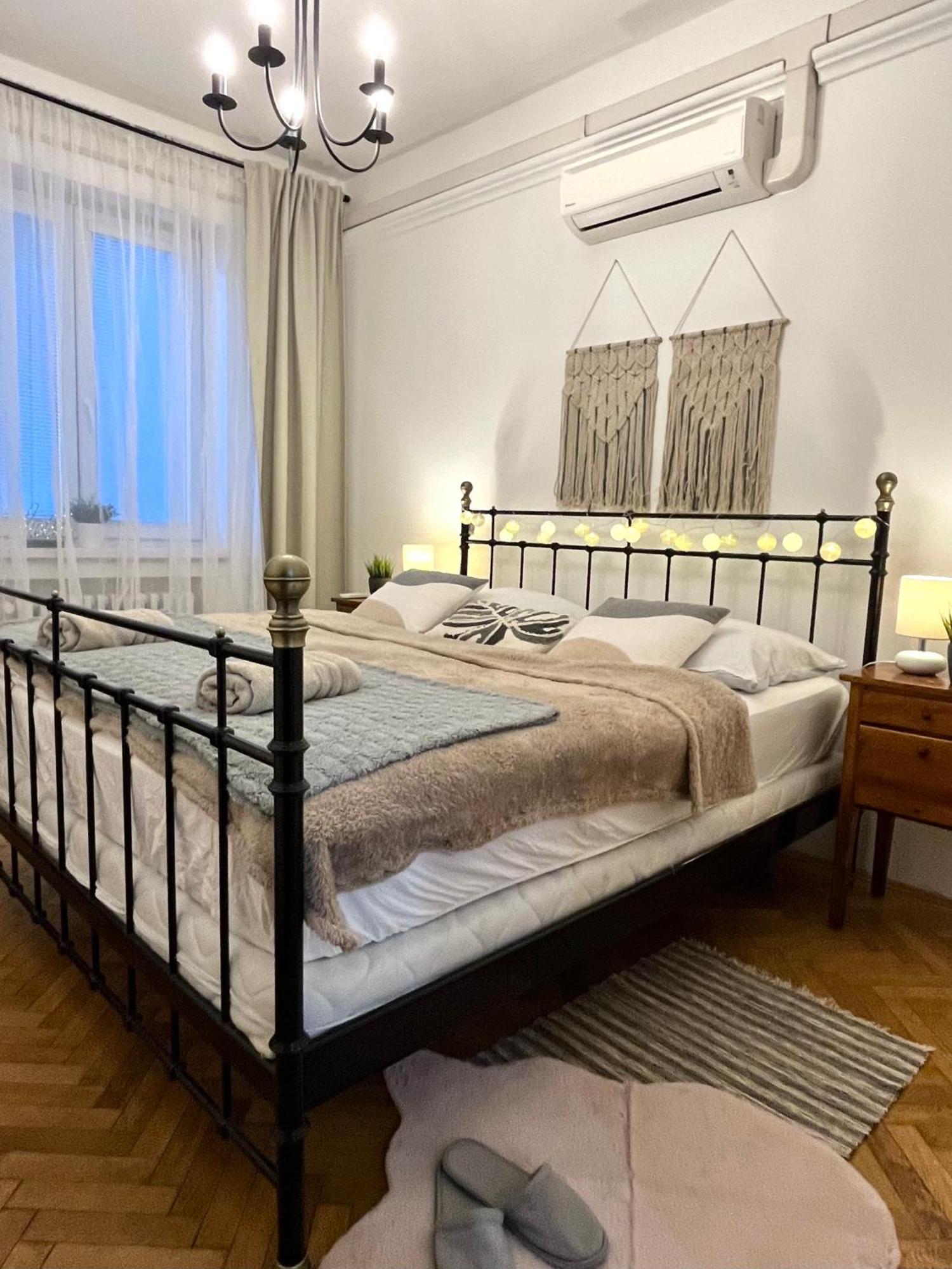 Audrey Hepburn Apartment Old Town Air Conditioned Bratislava Extérieur photo