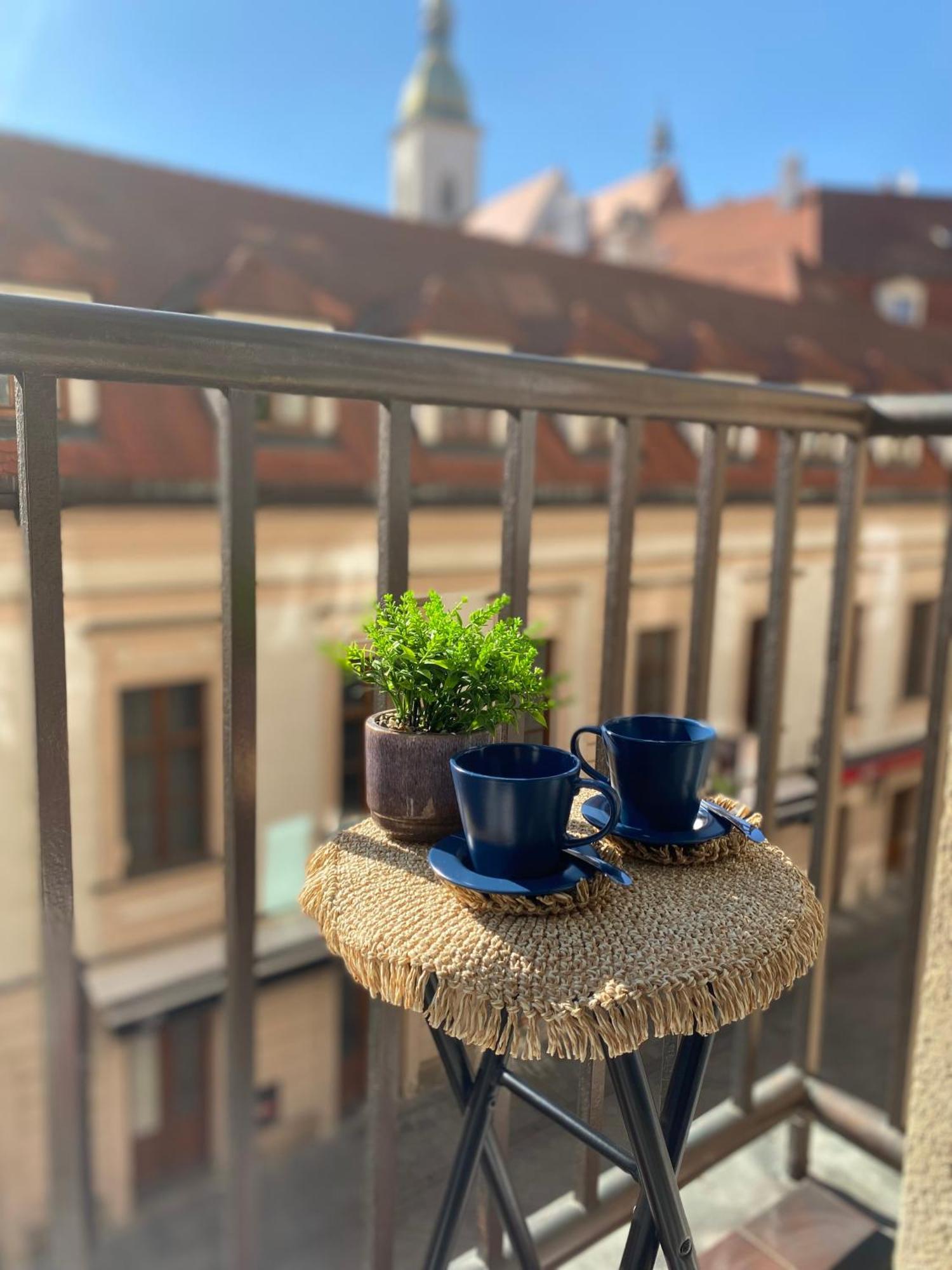 Audrey Hepburn Apartment Old Town Air Conditioned Bratislava Extérieur photo